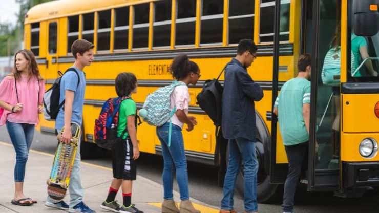 Bambini in coda per lo scuolabus