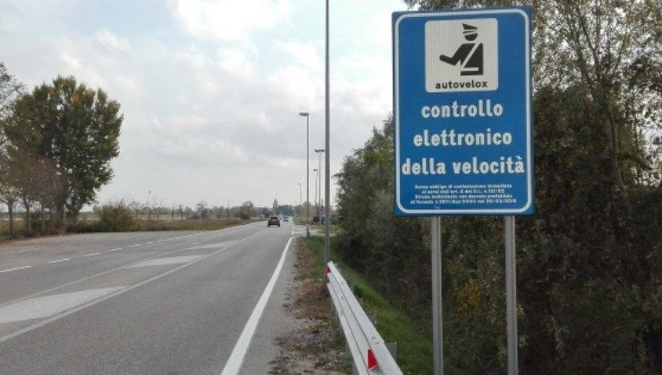 Cartello stradale controllo velocità