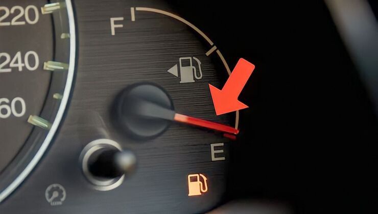 Freccia indicatore carburante
