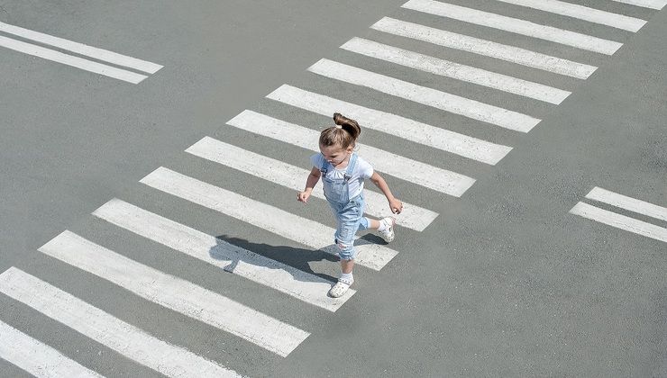 Bambina che attraversa sulle strisce e patente a rischio