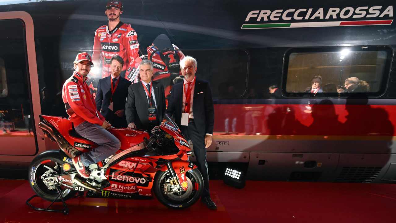 Pecco Bagnaia presenta il nuovo Frecciarossa con livrea Ducati (Ansa)