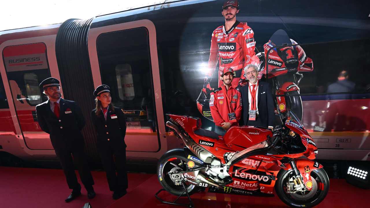 Pecco Bagnaia presenta il nuovo Frecciarossa con livrea Ducati Corse