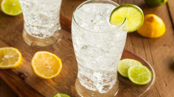 Un bicchiere di soda con ghiaccio