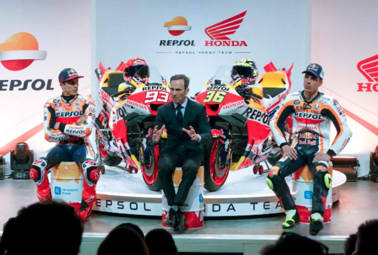 Alberto Puig con i piloti Repsol Honda (Ansa)
