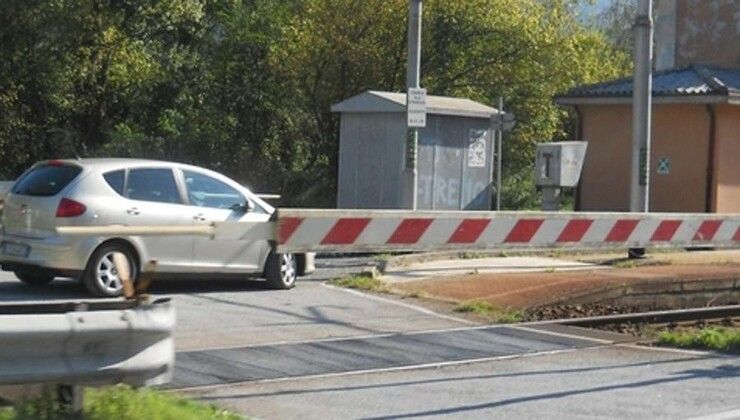 Auto bloccata passaggio a livello