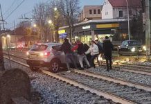 Auto bloccata sui binari