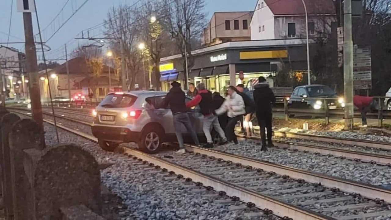 Auto bloccata sui binari