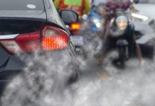 Auto che inquinano per strada