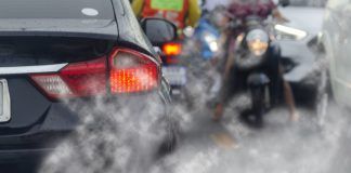 Auto che inquinano per strada