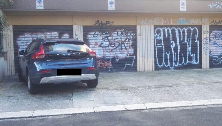 Auto parcheggiate davanti casa