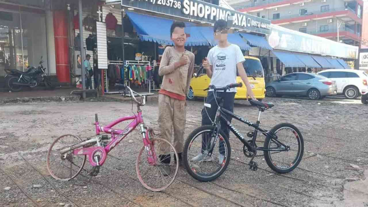Bambini con la bicicletta