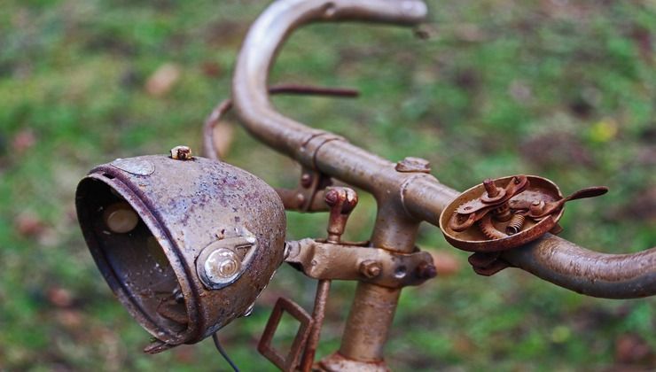 Bici vecchia e arrugginita