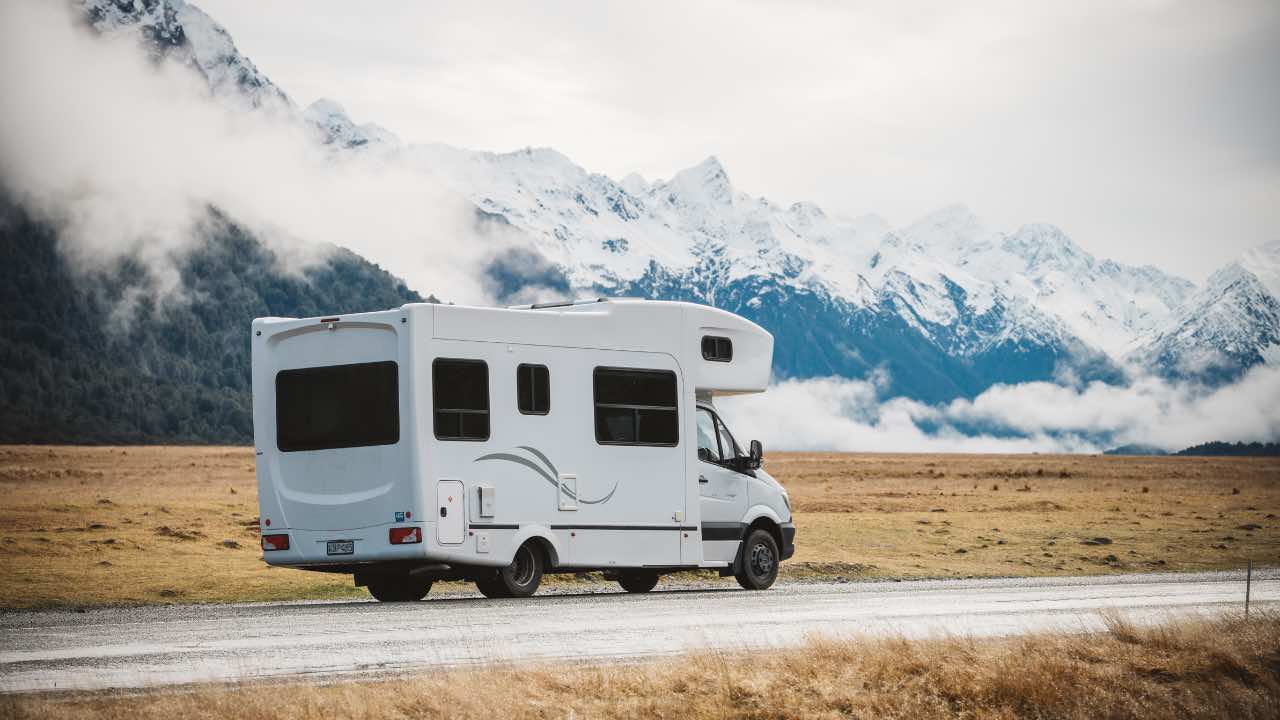 Camper su una strada di montagna