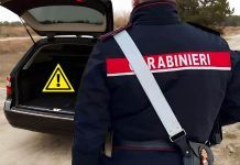 Carabiniere controlla auto