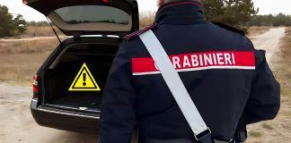 Carabiniere controlla auto