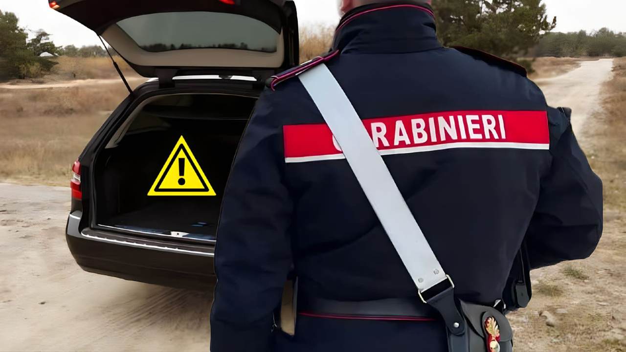 Carabiniere controlla auto