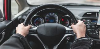 Come tenere le mani sul volante
