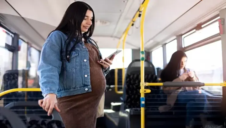 Donna incinta su autobus