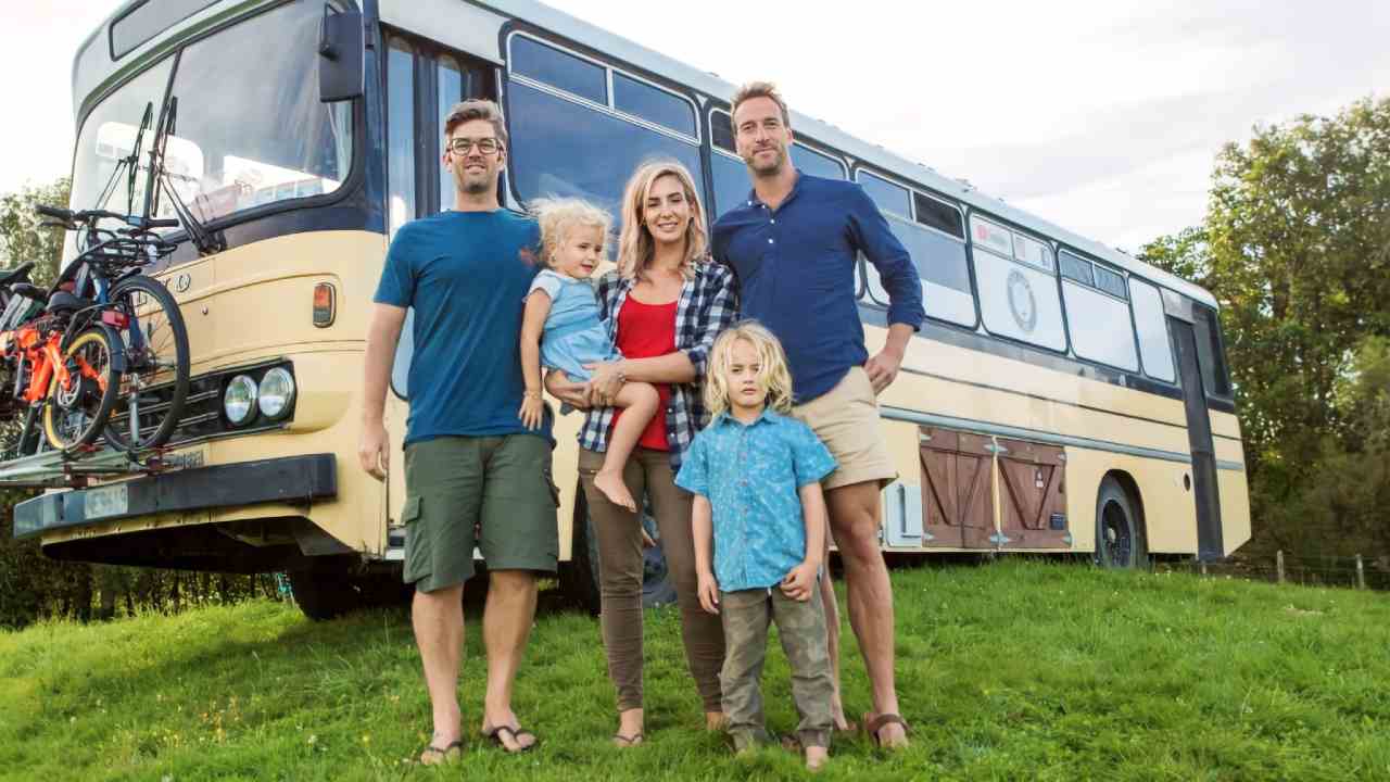 Famiglia davanti l'autobus