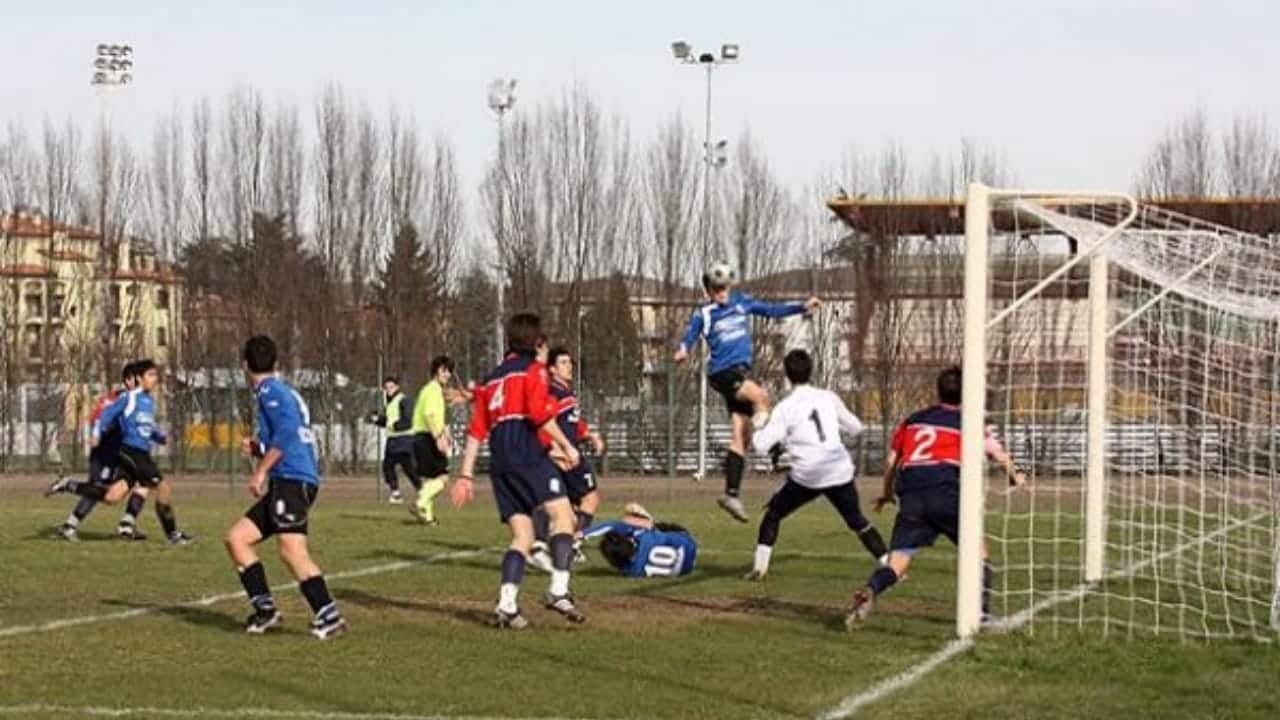 Irrompe durante una partita di calcio