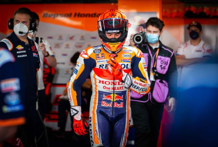 Marc Marquez nel box Honda (Ansa)