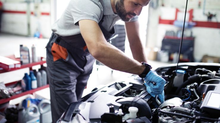 Meccanico al lavoro per tagliando auto