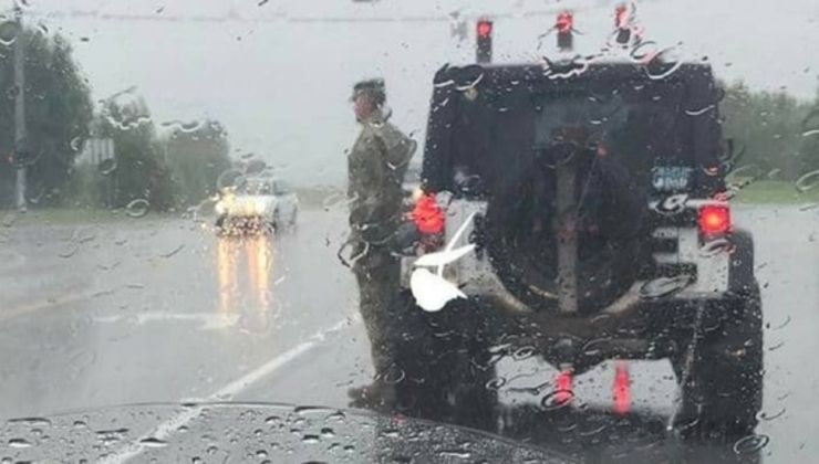 Militare fermo e impalato sotto la pioggia