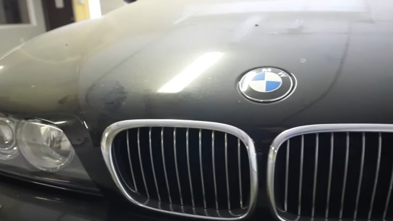 Non lava la sua BMW