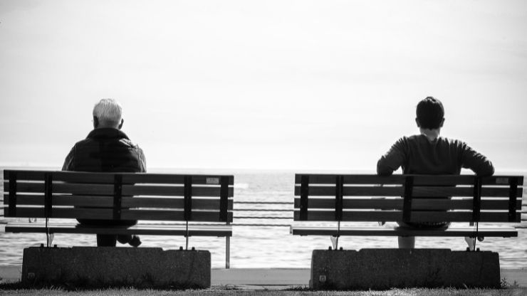 Persone sedute su panchine