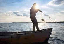 Pescatore su una barca