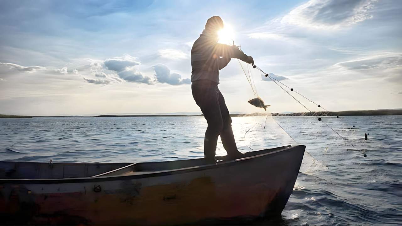 Pescatore su una barca