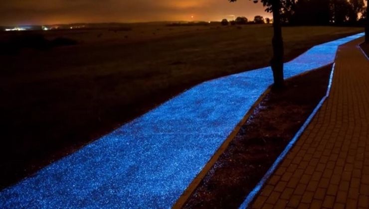 Pista ciclabile che si illumina al buio