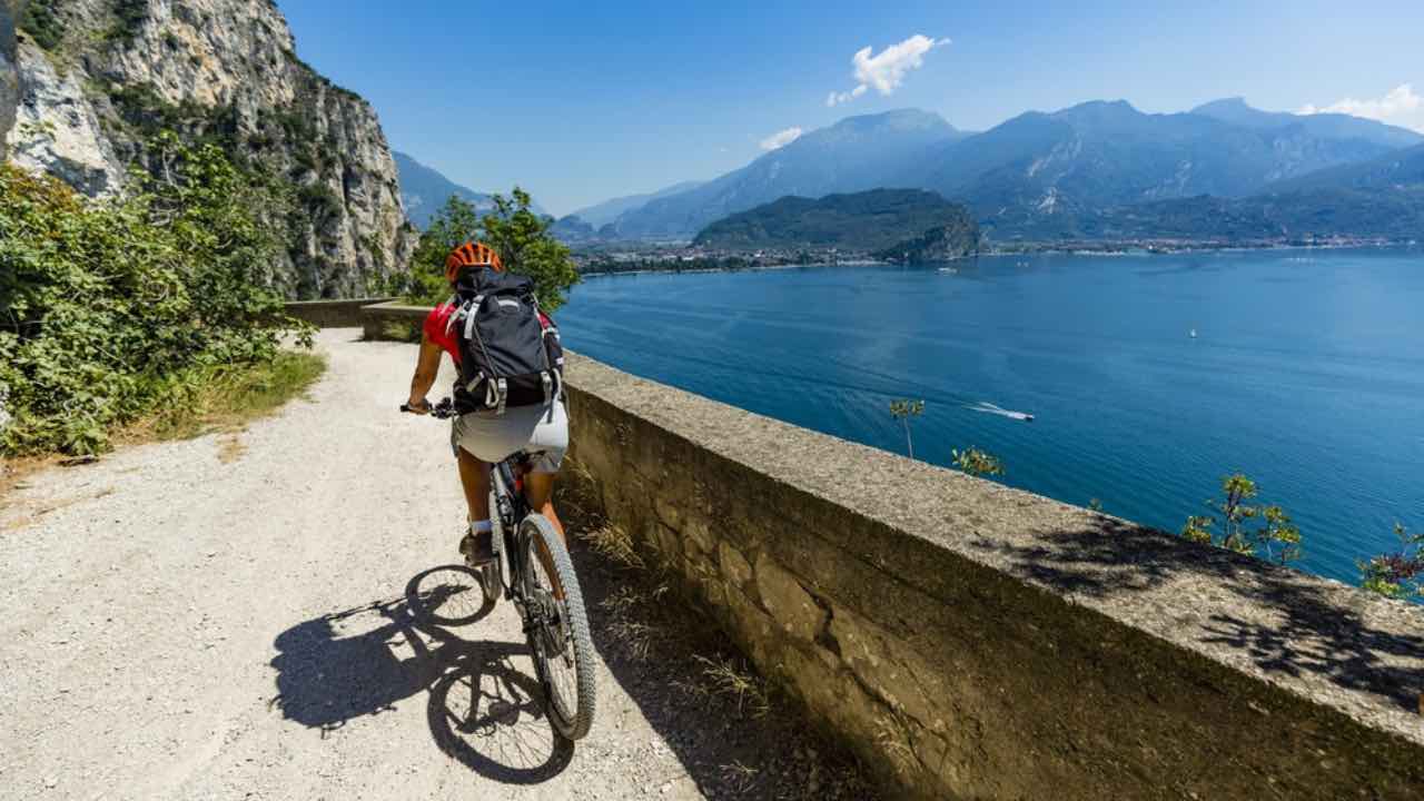 Pista ciclabile sul mare