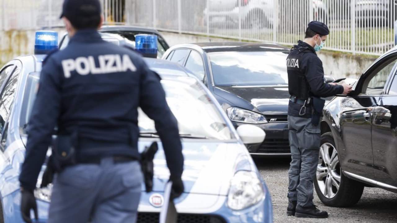 Polizia stradale ai posti di blocco