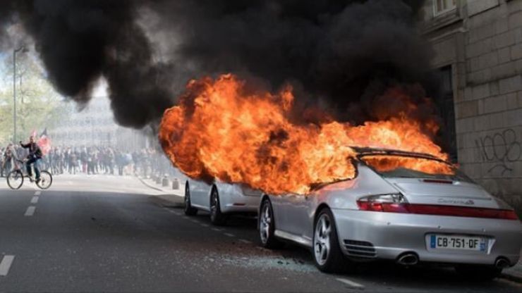 Porsche in fiamme a Parigi