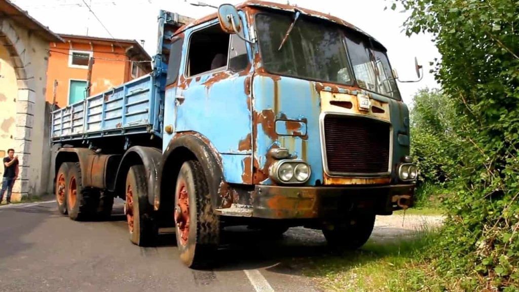 Rimodernano un vecchio camion arrugginito