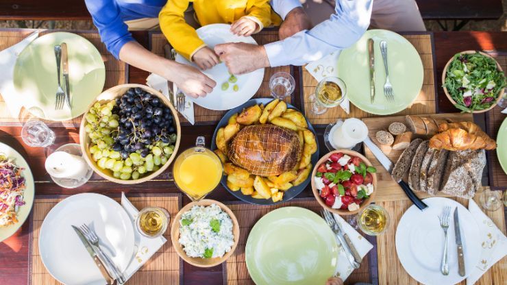 Pranzo vietato per viaggiare in auto