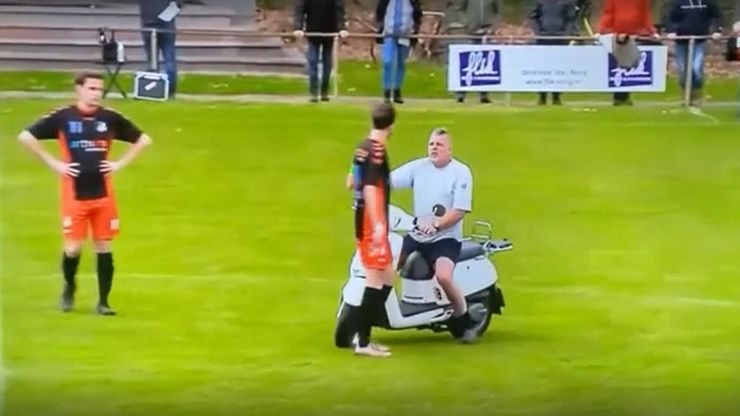 Uomo entrato in campo con lo scooter