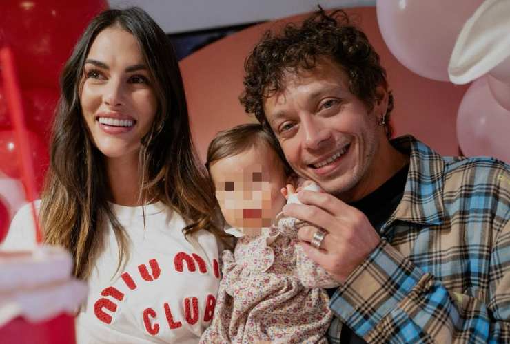 Valentino Rossi con Francesca Sofia Novello e la piccola Giulietta (Instagram)