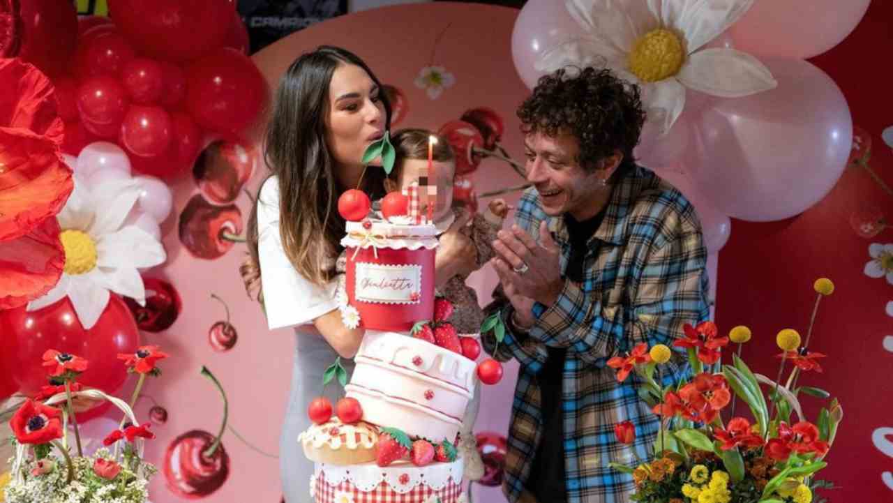 Valentino Rossi con Francesca Sofia Novello e la piccola Giulietta