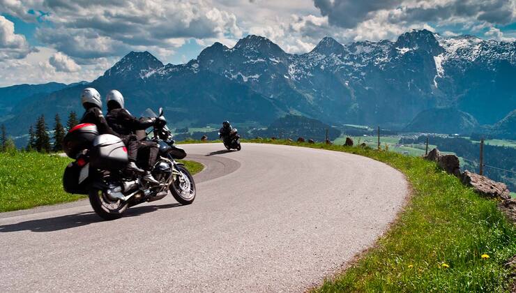 motociclisti con casco