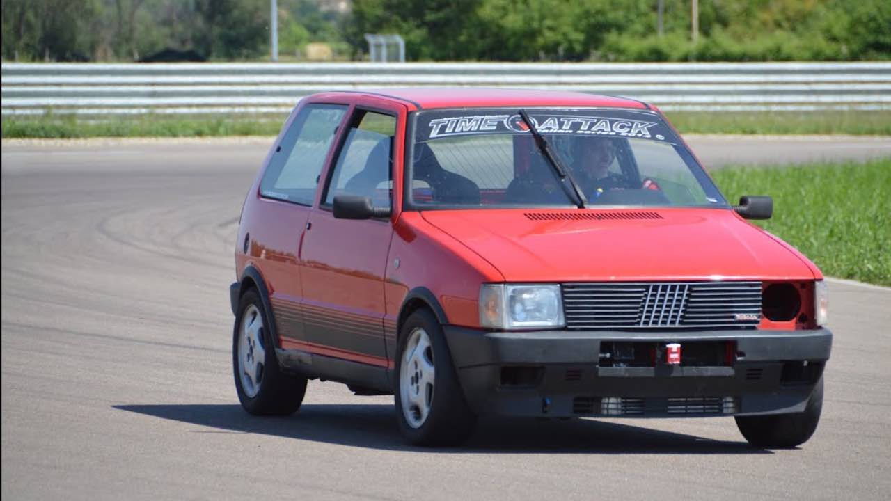 Fiat uno in pista