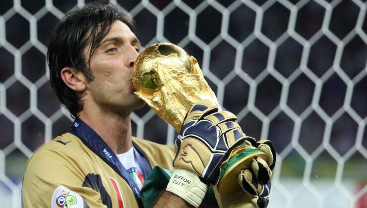 Gianluigi Buffon bacia Coppa del Mondo