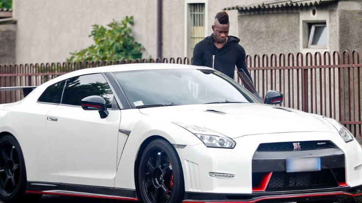 Mario Balotelli con la sua Nissan