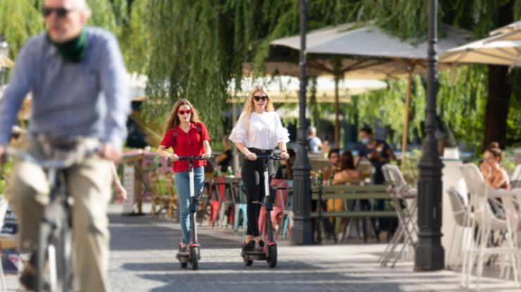 Ragazze guidano monopattini elettrici