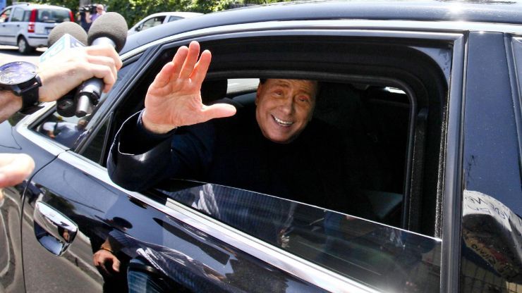Silvio Berlusconi in auto