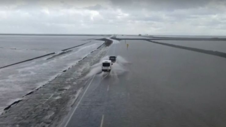 strada inghiottita da una alluvione