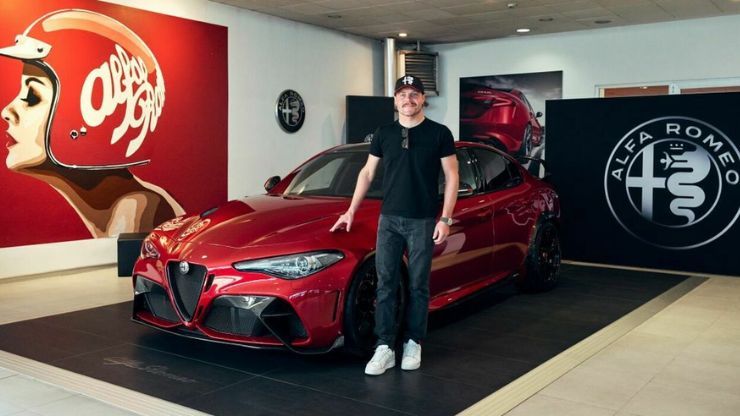 Valtteri Bottas con la sua nuova Alfa Romeo Giulia