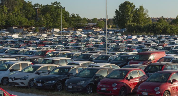 Parcheggio di auto usate